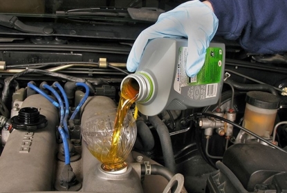 6-dau-hieu-canh-bao-can-thay-dau-dong-co-o-to-ngay-dung-de-xe-bi-hu-hong-nang